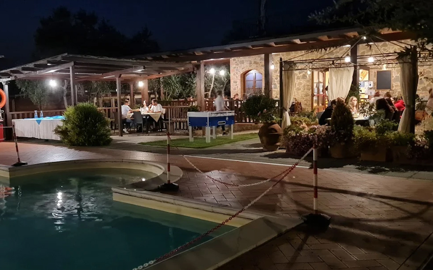 Cameli - Ristorante al coperto o a bordo piscina con vista